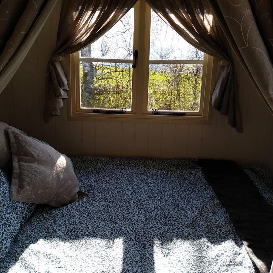 The English Shepherds Hut @ Les Aulnaies Echauffour Экстерьер фото